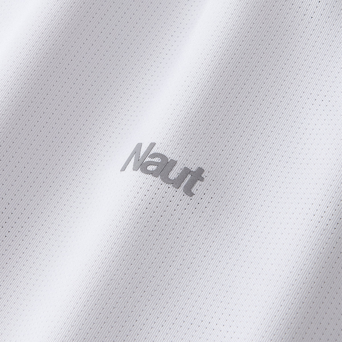 Cloud | macro1 | Naut Alend technical running t-shirt for men, close-up detail